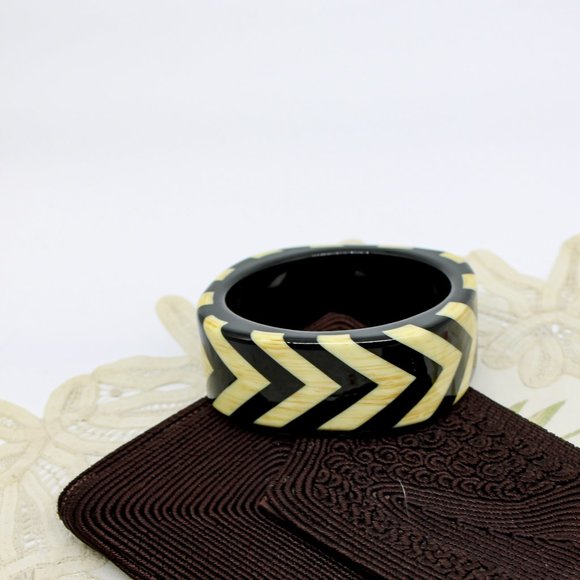Chunky plastic bangle with wood + chevron elements - Picture 2 of 3